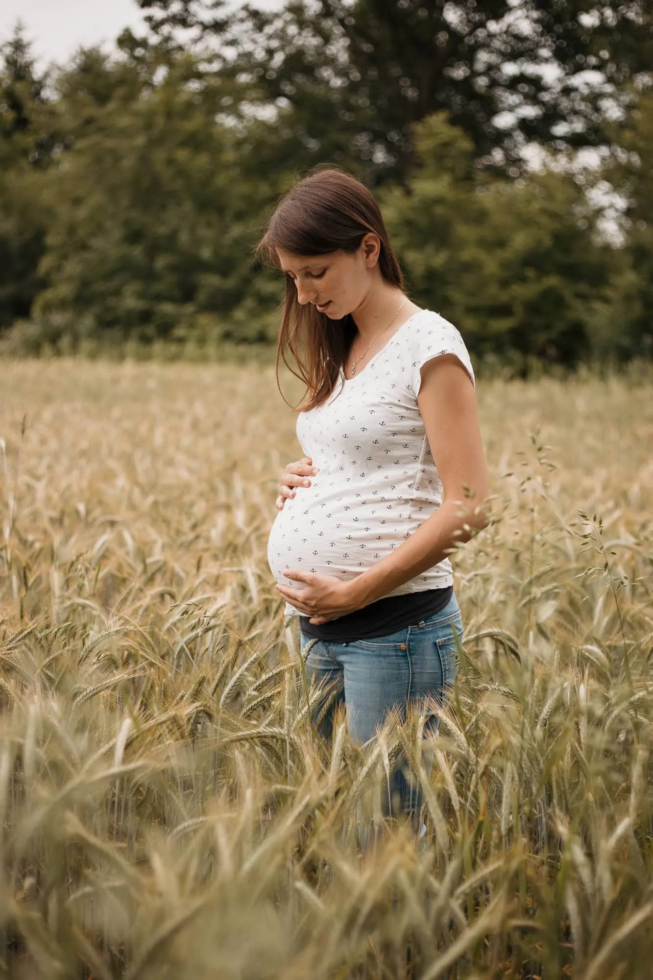 Babybauchfotografie, Schwangerschaftsfotografie, Babybauch Shooting, Schwangerschaftsshooting, Babybauch Fotograf, Babybauchfotos natürlich, Schwangerschaftsbilder emotional, Babybauch Fotoshooting Outdoor, Schwangerschaftsfotos im Grünen, Babybauchbilder authentisch, Schwangerschaftsfotografie Homestory, Babybauchfotografie zu Hause, Outdoor Babybauchfotografie, Natürliche Schwangerschaftsfotos, Babybauchshooting mit Partner, Babybauchshooting mit Geschwisterkind, Schwangerschaftsfotos kreativ, Babybauchfotos entspannt, Schwangerschaftsbilder voller Vorfreude, Einzigartige Babybauchmomente, Erinnerung an die Schwangerschaft, Mama werden, Babyglück, Kugelzeit festhalten, Glücksmomente in Bildern, Natürliche Babybauchfotos, Schwangerschaft als wundervolle Reise, Babybauch Shooting Gutschein, Geschenk für werdende Mamas, Schwangerschaftsfotos als Geschenk, Wertgutschein Babybauchfotografie, Erinnerungen an die Schwangerschaft verschenken, Persönliches Geschenk zur Schwangerschaft, Geschenk zur Babyparty, Gutschein für Schwangerschaftsshooting, Überraschung für die werdende Mama, Schwangerschaftsfotos als bleibende Erinnerung, Frankfurt am Main, Langen (Hessen), Darmstadt, Offenbach am Main, Dreieich, Egelsbach, Neu-Isenburg, Rödermark, Heusenstamm, Mörfelden-Walldorf, Erzhausen, Langener Waldsee, Dreieichhain, Frankfurter Stadtwald, Forst Dreieich, Neuhof bei Dreieich, Schloss Wolfsgarten, Oberwaldsee bei Mörfelden-Walldorf, Mainufer Frankfurt / Offenbach, Geburtsvorbereitung, Vorbereitung auf die Geburt, Schwangerschaftswochen, letzte Wochen der Schwangerschaft, Entspannung in der Schwangerschaft, mentale Geburtsvorbereitung, Geburtsplan erstellen, Kliniktasche packen, Hausgeburt vorbereiten, Geburtshaus oder Krankenhaus, Hypnobirthing, Atemtechniken für die Geburt, natürliche Geburt, Geburtsvorbereitungskurs, Schwangerschaftsyoga, Ernährung in der Schwangerschaft, Wochenbett-Vorbereitung, Geburtsaffirmationen, positive Geburtserfahrungen, Geburtsges