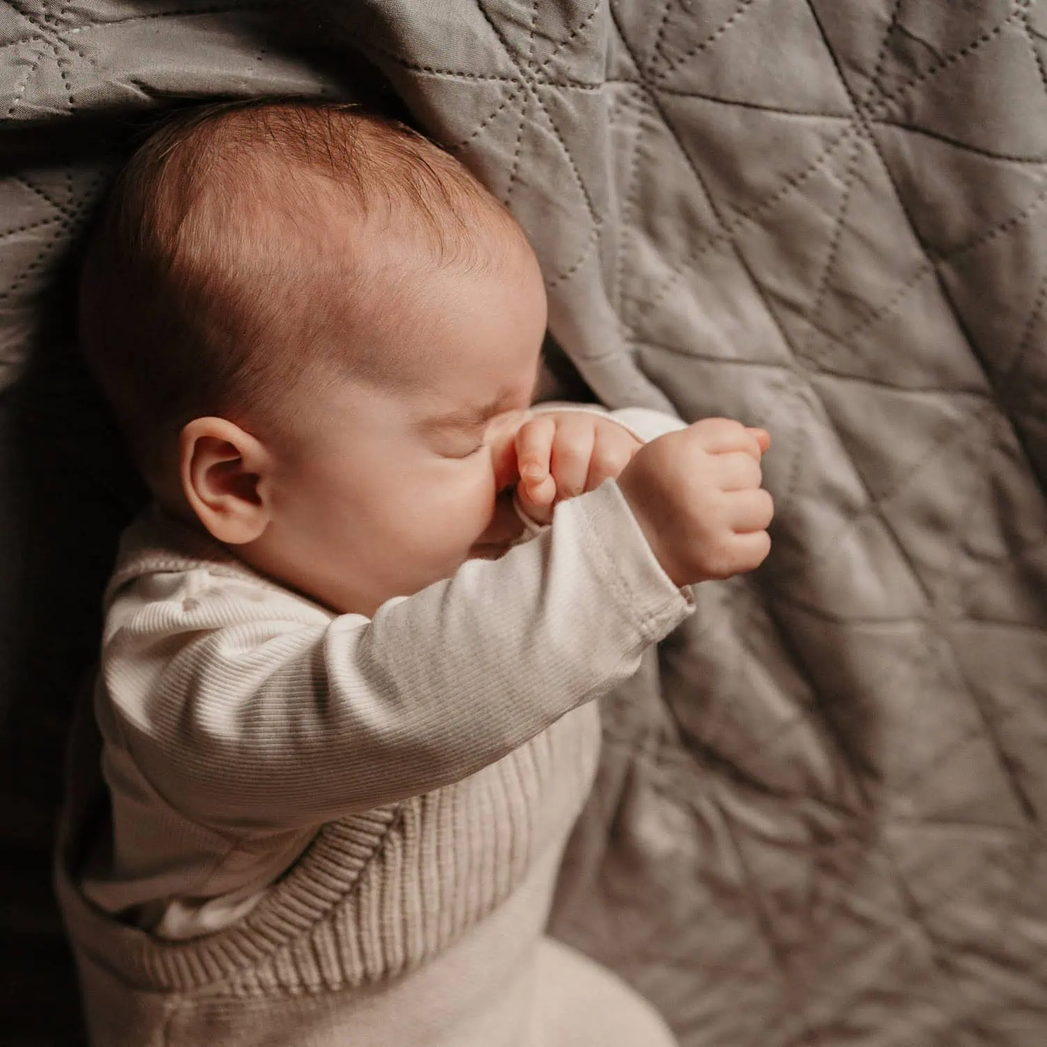 Familienfotografie Langen, Familienfotograf Frankfurt, Babybauchfotografie, Babyfotograf Langen, Neugeborenenfotografie, Geschwisterfotos, Mama und Kind Shooting, Papa und Kind Fotos, Natürliche Familienfotos, Ungezwungene Fotoshootings, Authentische Familienmomente, Homestory Fotografie, Familienreportage, Familienleben, Liebe & Zusammenhalt, Kindheitserinnerungen, Mama sein, Elternsein, Kuschelmomente, Spiel & Spaß, Geborgenheit, Familienalltag, Zuhause, Nestwärme, Kinderentwicklung, Glücksmomente, Langen (Hessen), Familienfotograf Darmstadt, Fotografie im Rhein-Main-Gebiet, Fotoshooting Offenbach, Familienfotos im Grünen, Natürliche Fotospots Frankfurt, Fotografie in der Natur, Lieblingsorte für Familienfotos, Frankfurt mit Kindern, Outdoor Fotoshooting Hessen, Fotoshooting Gutschein, Geschenkidee für Mamas, Geschenk zur Geburt, Geschenk für frischgebackene Eltern, Babybauch Shooting Gutschein, Familienfotos als Geschenk, Erinnerungen verschenken, Wertgutschein für Fotoshooting, Geschenk zur Geburt, Persönliches Geschenk für Oma & Opa, Foto-Geschenk für die Familie, Zeit statt Zeug schenken, Neugeborenen-Shooting als Geschenk, Babyfotos als Erinnerung, Familienfotografie zu Weihnachten, Muttertagsgeschenk Fotoshooting, Familienfotos als Geburtstagsgeschenk, Herbstshooting für die Familie, Weihnachtsfotos für Geschenke, Jahreszeitliche Familienfotos, Fotobuch mit Familienmomenten, Bilderwand mit Familienfotos, Erinnerungen zum Anfassen, Fotoalbum als Geschenkidee, Leinwand mit Familienfotos, Fotokalender für die Großeltern, Individuelle Prints für Zuhause, Egelsbach, Dreieich (Sprendlingen, Buchschlag, Offenthal, Götzenhain),Neu-Isenburg, Frankfurt am Main, Offenbach am Main, Darmstadt, Mörfelden-Walldorf, Erzhausen, Rödermark, Heusenstamm, Langener Waldsee, Dreieichhain (historischer Stadtkern), Frankfurter Stadtwald, Forst Dreieich, Neuhof bei Dreieich, Schloss Wolfsgarten (Langen), Oberwaldsee bei Mörfelden-Walldorf, Mainufer Frankfurt / O