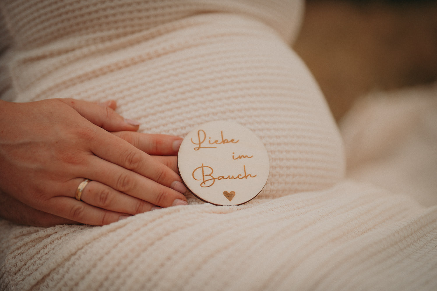 Babybauchshooting Darmstadt – Hände des Paares auf dem Babybauch
