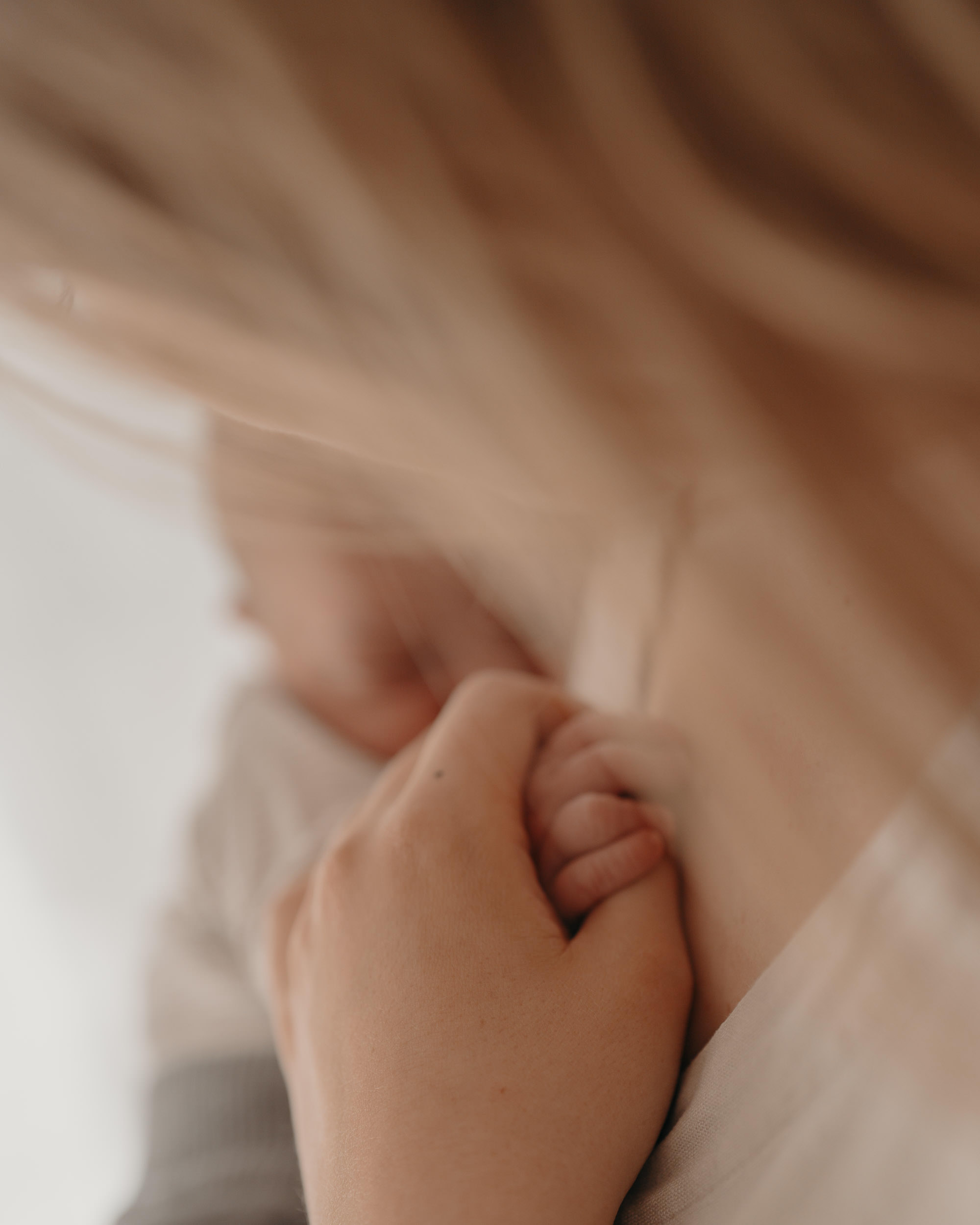 Newborn Shooting Frankfurt & Umgebung – Mutter hält ihr Baby im Arm