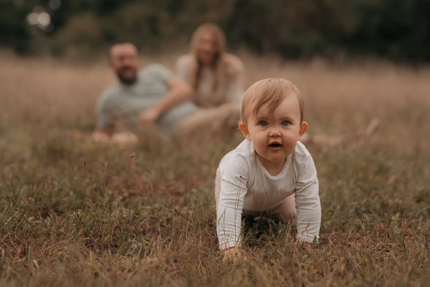 Familienfotograf Frankfurt – innige Aufnahme einer Familie mit Baby auf einer Wiese