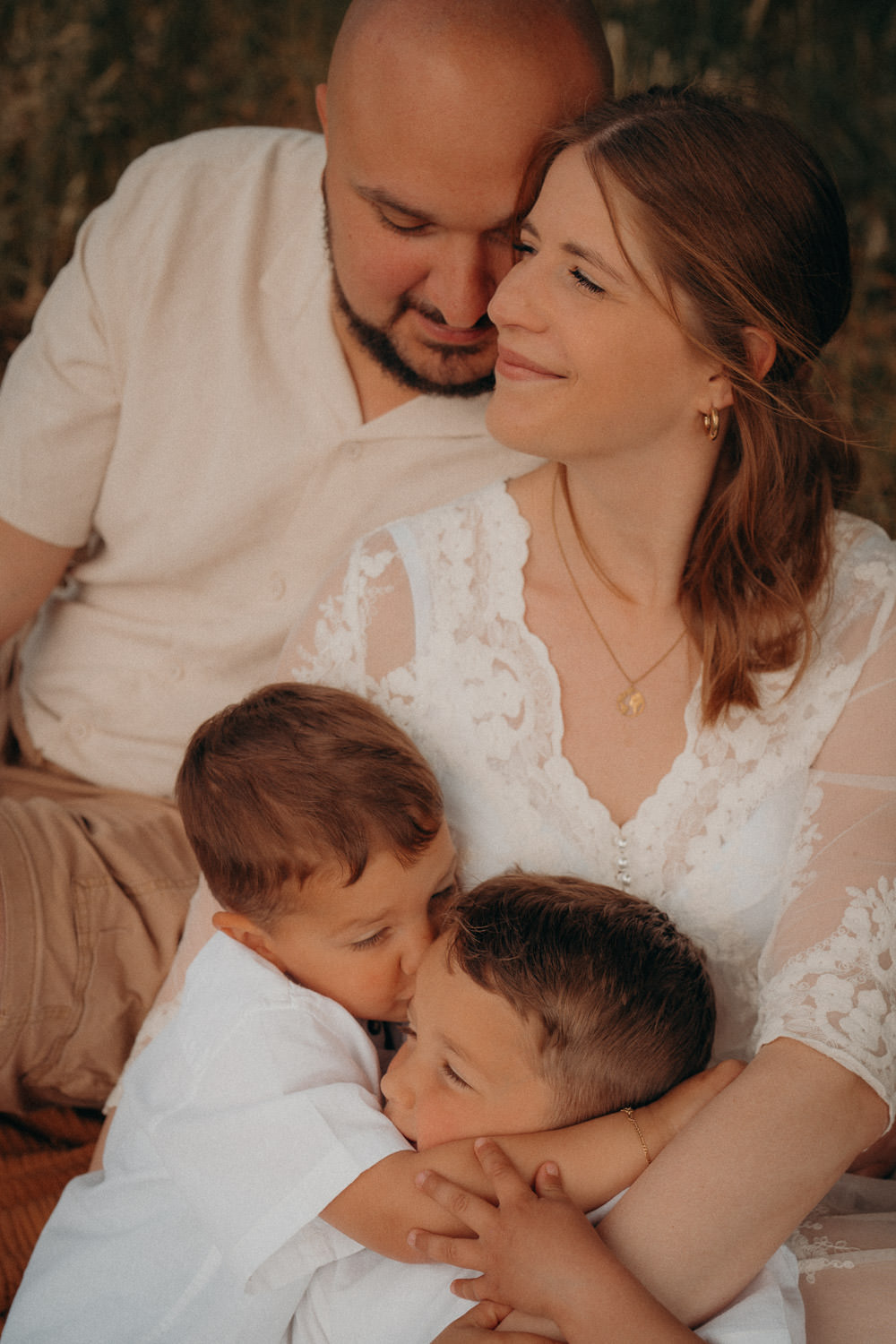 Familienfotos Frankfurt – Mama und Papa kuscheln liebevoll mit ihren Kindern bei einem natürlichen Familienshooting